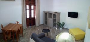 カステッランマーレ・デル・ゴルフォにあるAncilinas Houseのリビングルーム(青いソファ、テーブル付)