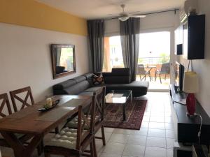 Posezení v ubytování Schönes 3 Zimmer Apartment, Meerblick, Pool, freies WLan