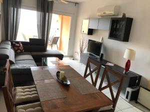 TV a/nebo společenská místnost v ubytování Schönes 3 Zimmer Apartment, Meerblick, Pool, freies WLan