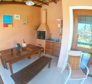 cocina con mesa de madera y fogones en Casa Ilhabela Lado Sul - Próx. Praia do Curral, en Ilhabela