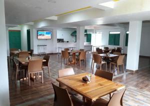 a dining room with wooden tables and chairs at Hotel Campestre Paraiso Cafetero in Montenegro