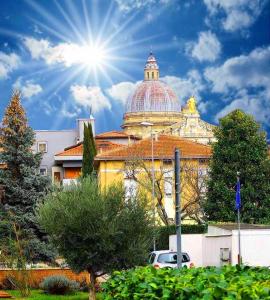 a large building with a dome on top of it at Appartamento Gioia (piano terra) in Assisi