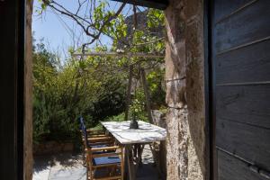 Κήπος έξω από το The house of George in Monemvasia Castle