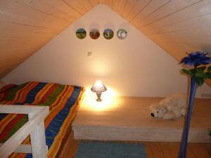 - un chien blanc dormant dans une chambre avec un lit dans l'établissement Mühlenteich in der Oldenstädter Wassermühle, à Uelzen