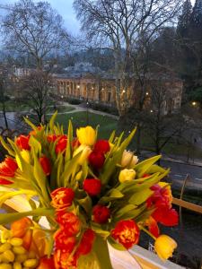 un mazzo di fiori seduto su un tavolo di Reichel-Appartements a Baden-Baden