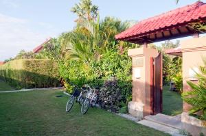 Una bicicleta está estacionada al lado de una casa en Villa Selaras en Sanur