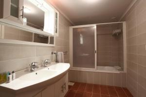un bagno con lavandino, doccia e vasca di Monoberge Hotel a Jbeil Altre 37 foto