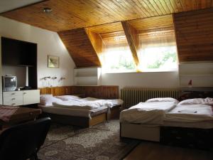 Zimmer mit 3 Betten, einem TV und einem Fenster in der Unterkunft Ubytovanie 184, Bed and Braekfast 184 in Stará Lesná