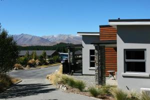 een huis op een straat met bergen op de achtergrond bij High Country Retreat - Lake Tekapo in Lake Tekapo +4 foto's