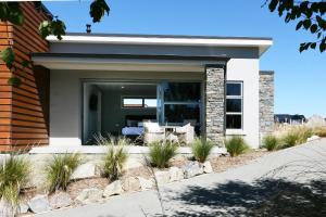 Casa con puerta de cristal y patio en High Country Retreat - Lake Tekapo, en Lake Tekapo