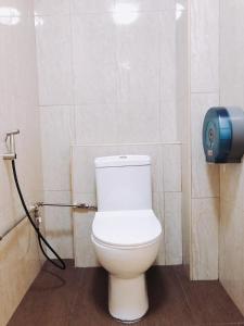 bagno con servizi igienici bianchi in una cabina di Spacepod@hive a Singapore