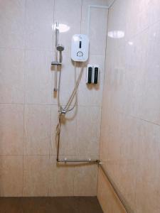 um chuveiro na casa de banho com uma cabeça de chuveiro em Spacepod@hive em Singapura