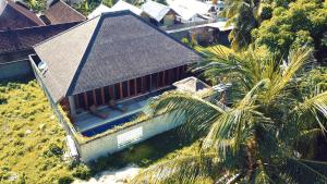 an overhead view of a house with a palm tree at Gili Palms Villas in Gili Trawangan