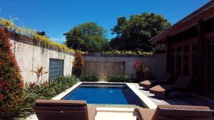 una piscina en un patio trasero con sillas en Gili Palms Villas, en Gili Trawangan