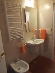 Ένα μπάνιο στο Apartamento Alcobaca