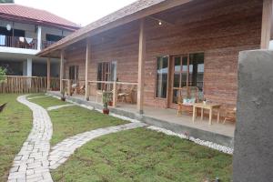 Garður fyrir utan Lazy Inn Kuta Lombok