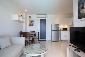 Кухня или мини-кухня в Grand Blue Condominium 504

