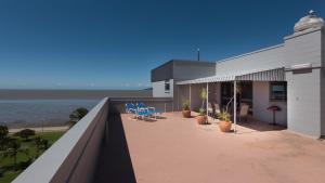 - un balcon avec des chaises et l'océan dans l'établissement Coral Towers Holiday Suites, à Cairns