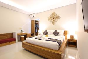 - une chambre avec un grand lit dans l'établissement Suarsena Villa Ubud, à Ubud