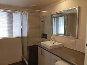 A bathroom at Mt.Lawley Superb 2 BR location Comfort, style 3