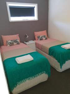 A bed or beds in a room at Mt.Lawley Superb 2 BR location Comfort, style 3