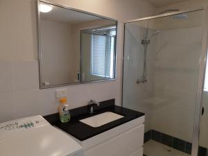 A bathroom at Mt.Lawley Superb 2 BR location Comfort, style 3