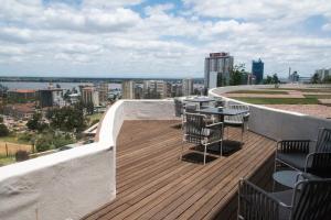 - un balcon avec une table et des chaises au-dessus d'un bâtiment dans l'établissement Montebelo Girassol Maputo Hotel, à Maputo