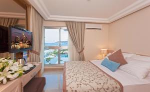 Postel nebo postele na pokoji v ubytování Xperia Saray Beach Hotel