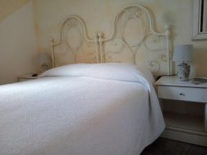 Tempat tidur dalam kamar di Hotel Sa Cralla