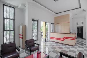 RedDoorz near Sultan Thaha Airport Jambi的休息区