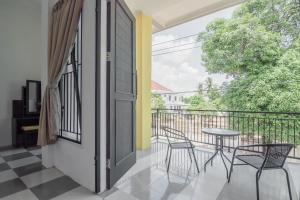 RedDoorz near Sultan Thaha Airport Jambi的阳台或露台