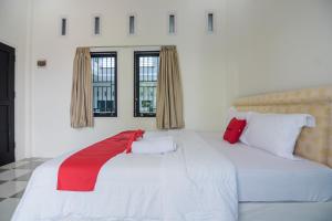 RedDoorz near Sultan Thaha Airport Jambi客房内的一张或多张床位
