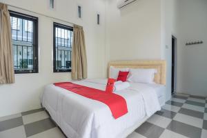 RedDoorz near Sultan Thaha Airport Jambi客房内的一张或多张床位