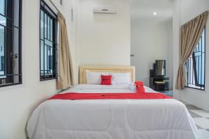 RedDoorz near Sultan Thaha Airport Jambi客房内的一张或多张床位