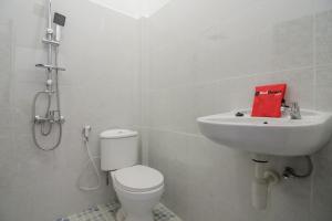 占碑市RedDoorz near Sultan Thaha Airport Jambi的配有白色马桶和水槽的浴室