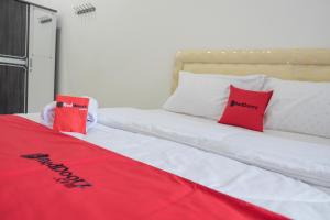 RedDoorz near Sultan Thaha Airport Jambi客房内的一张或多张床位