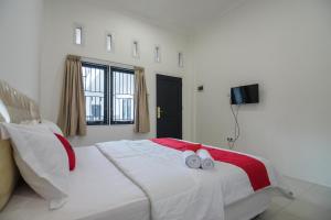 RedDoorz near Sultan Thaha Airport Jambi客房内的一张或多张床位