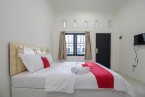 RedDoorz near Sultan Thaha Airport Jambi客房内的一张或多张床位