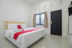 RedDoorz near Sultan Thaha Airport Jambi客房内的一张或多张床位