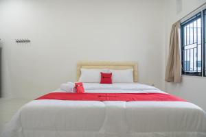 RedDoorz near Sultan Thaha Airport Jambi客房内的一张或多张床位