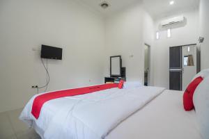 RedDoorz near Sultan Thaha Airport Jambi客房内的一张或多张床位