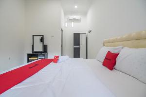RedDoorz near Sultan Thaha Airport Jambi客房内的一张或多张床位