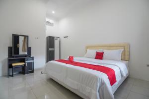RedDoorz near Sultan Thaha Airport Jambi客房内的一张或多张床位