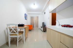 Kuchyň nebo kuchyňský kout v ubytování Cozy 2BR Signature Park Grande MT Haryono By Travelio