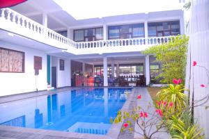 una piscina frente a una casa en Hotel Nadee, en Aluthgama