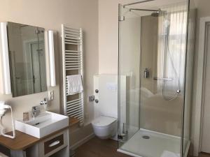 Koupelna v ubytování Stüttgens Hotel + 20 fotografií