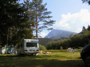 una camioneta estacionada en un campo con bicicletas en Camp ŠMICA, en Luče