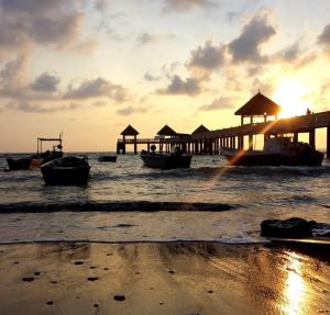 Pantai di atau dekat dengan resort