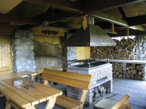 eine Außenküche mit einem Herd und einem Holztisch in der Unterkunft Ubytovanie 184, Bed and Braekfast 184 in Stará Lesná