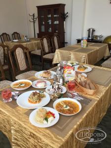 stół z talerzami żywności w obiekcie Dibrova w mieście Biała Cerkiew